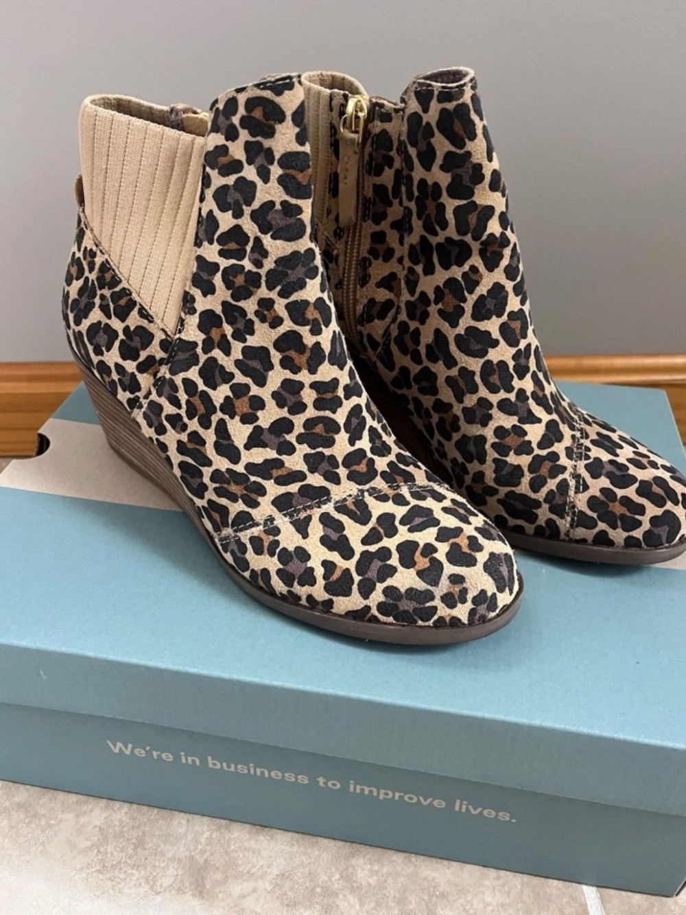 Tom’s leopard print suede wedge ankle boot womens size 7